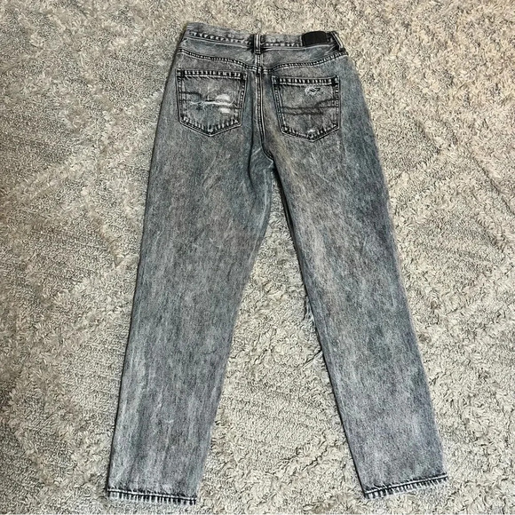 American Eagle 4 Mom Jeans Gray Acid Wash Distressed Denim Hi Rise Tapered Leg - Picture 4 of 4